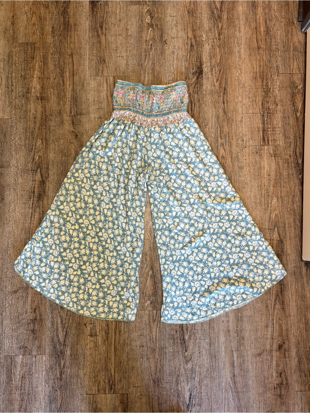 Boho Printed Wide Leg pants— Pale Blue Floral size L (0044) - Picture 3 of 3